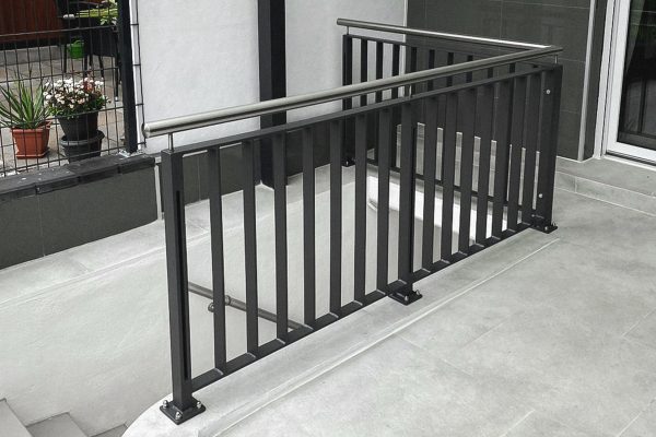 Flachstahlgeländer pulverbeschichtet in Schwarz. Modernes Geländer für eine Treppe im Außenbereich. Hergestellt vom Metallbau-Dienstleister DiDiWi Group bei Schweinfurt